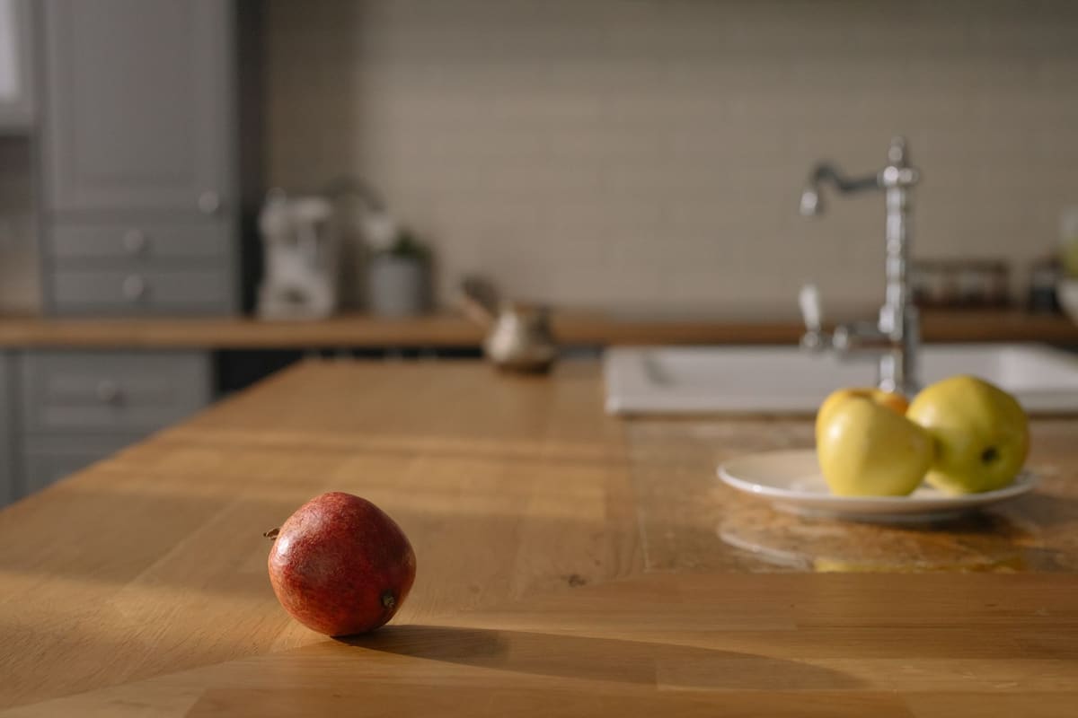 Plan de travail cuisine en bois massif huilé avec ustensiles de cuisine