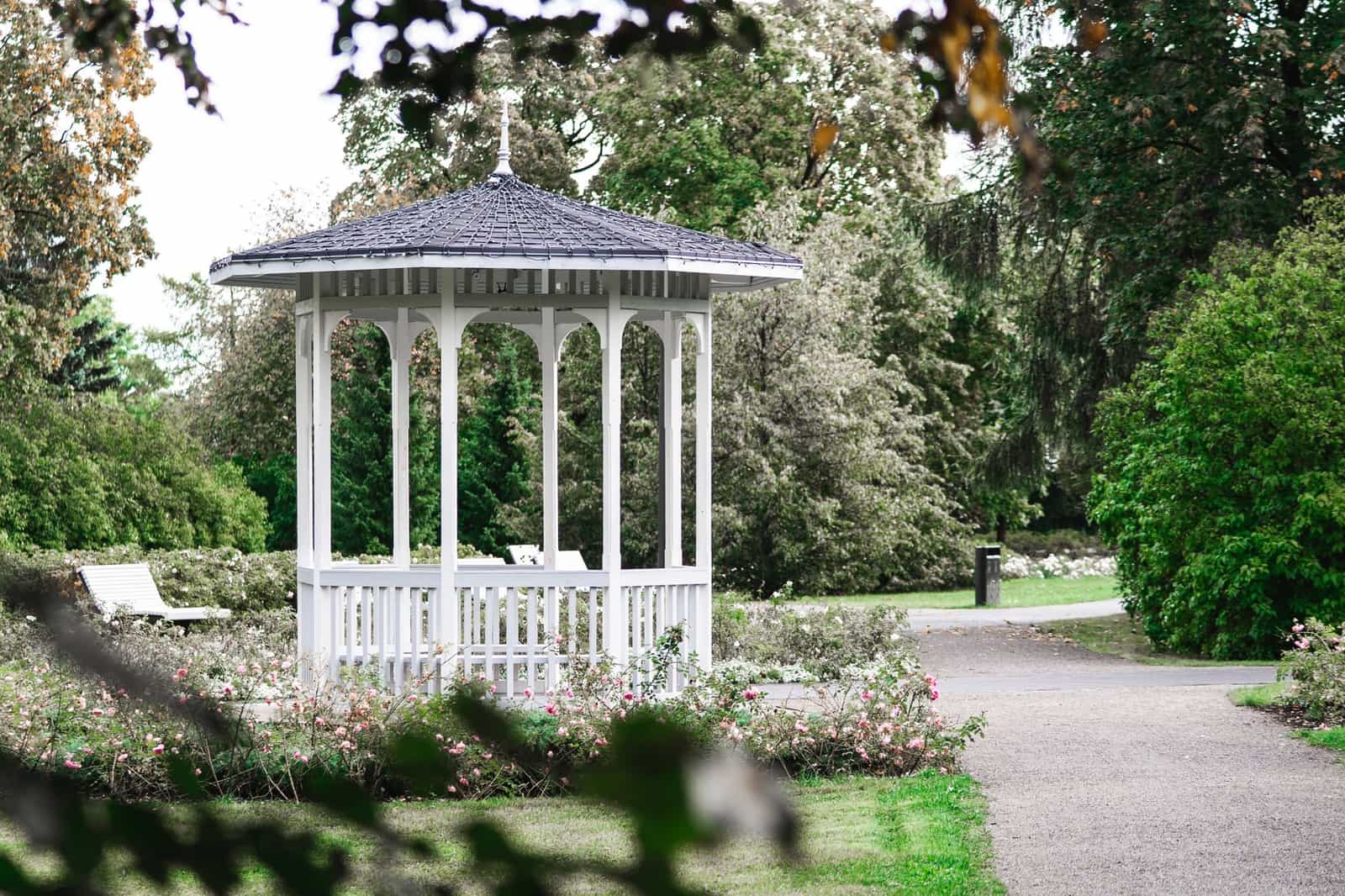 Tonnelle de jardin : comment bien la choisir en 2025