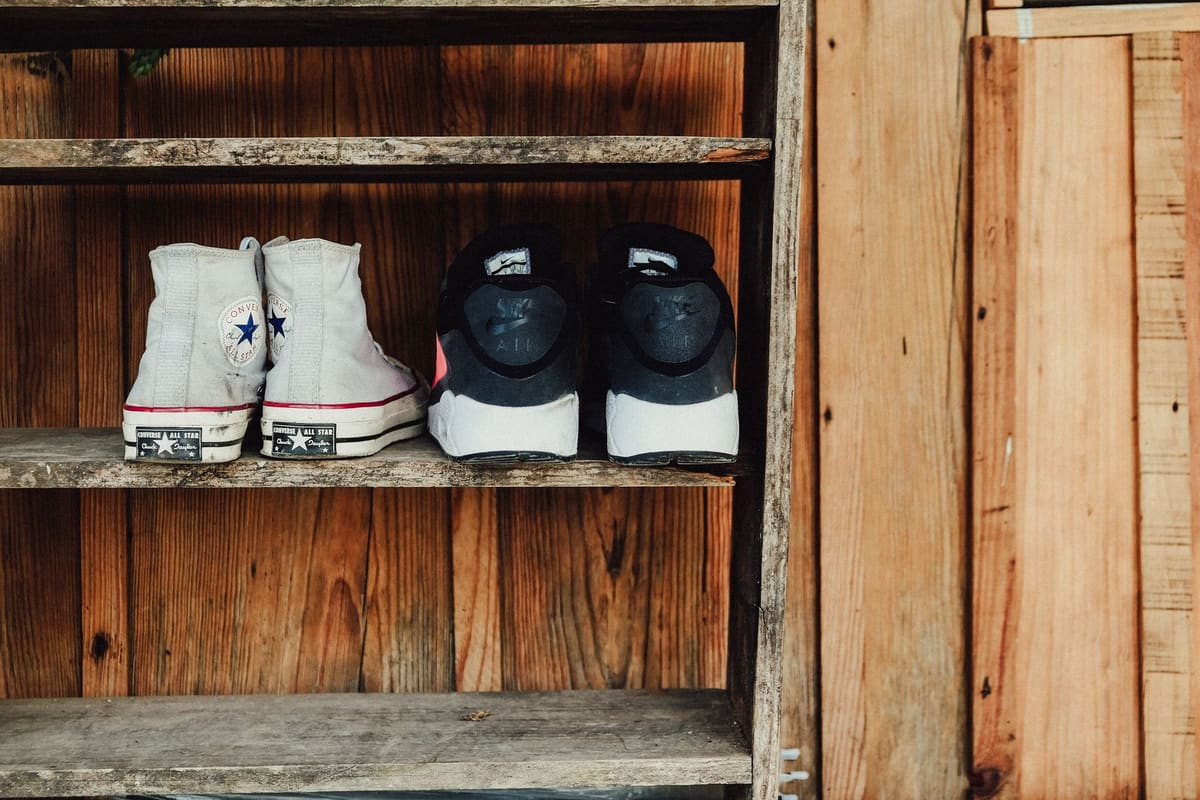 Meuble à chaussures en bois massif ouvert montrant le rangement organisé des paires