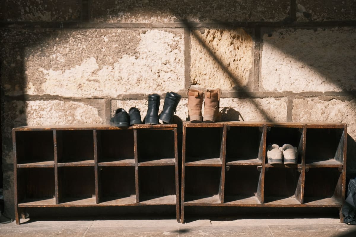 Colonne murale de rangement chaussures suspendue dans un couloir étroit