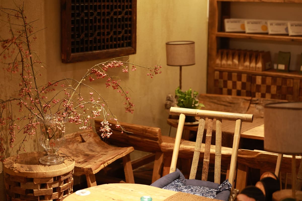 Lampadaire arc surplombant une table basse dans un salon lumineux
